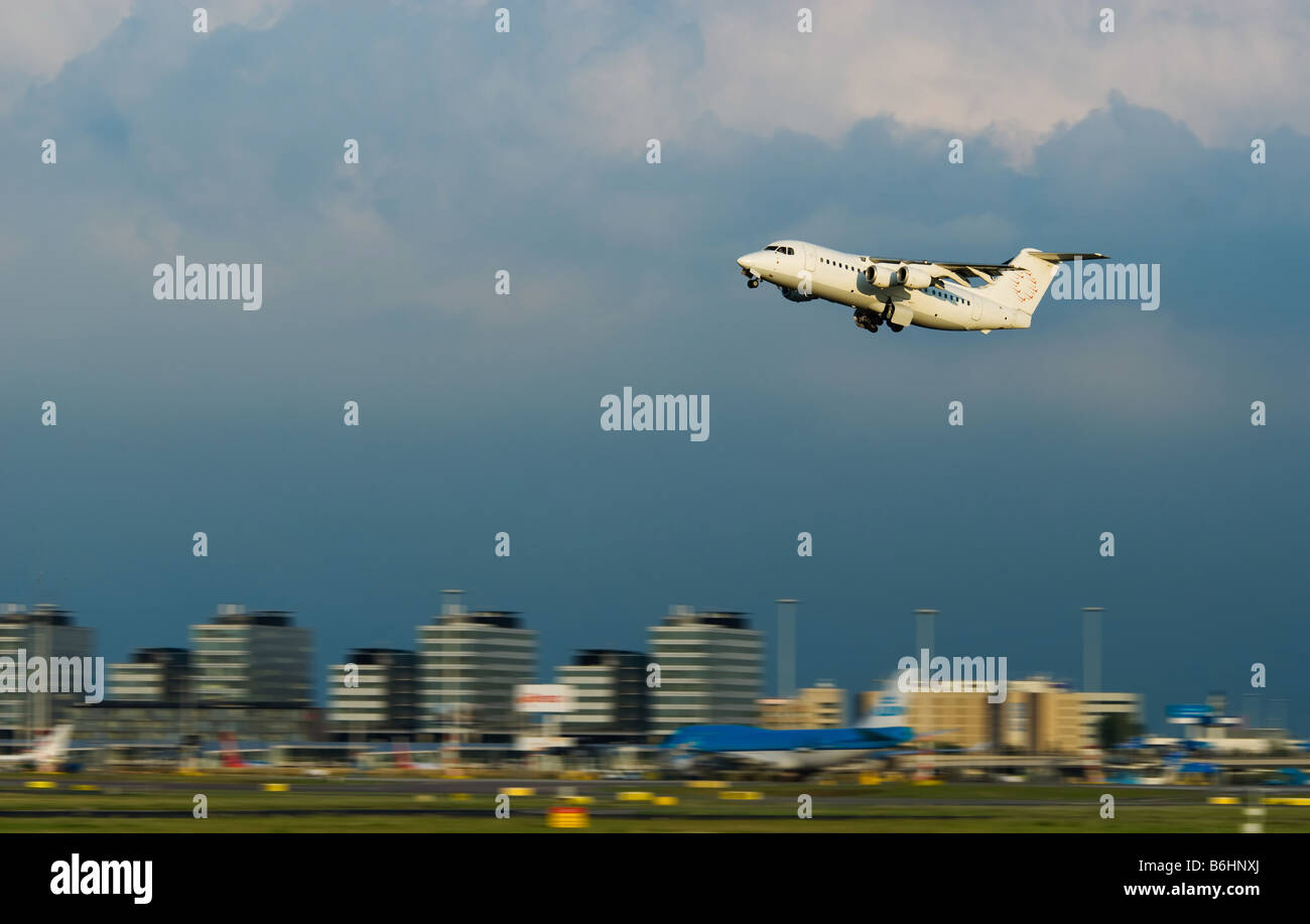 ein Flugzeug abheben am Flughafen Schiphol in Amsterdam Niederlande Stockfoto