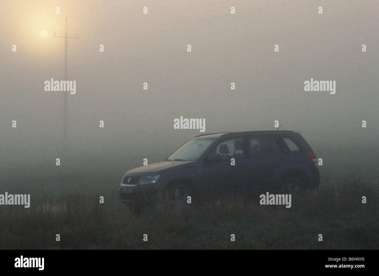 Polen Dorf Suzuki Grand Vitara Geländewagen im morgendlichen Nebel Nebel Stockfoto