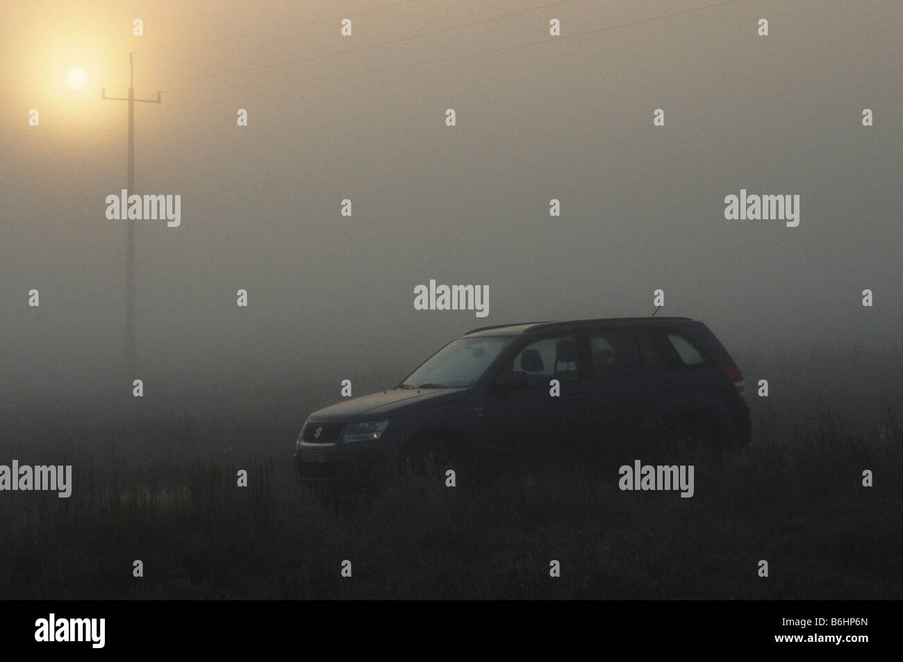 Polen Dorf Suzuki Grand Vitara Geländewagen im morgendlichen Nebel Nebel Stockfoto