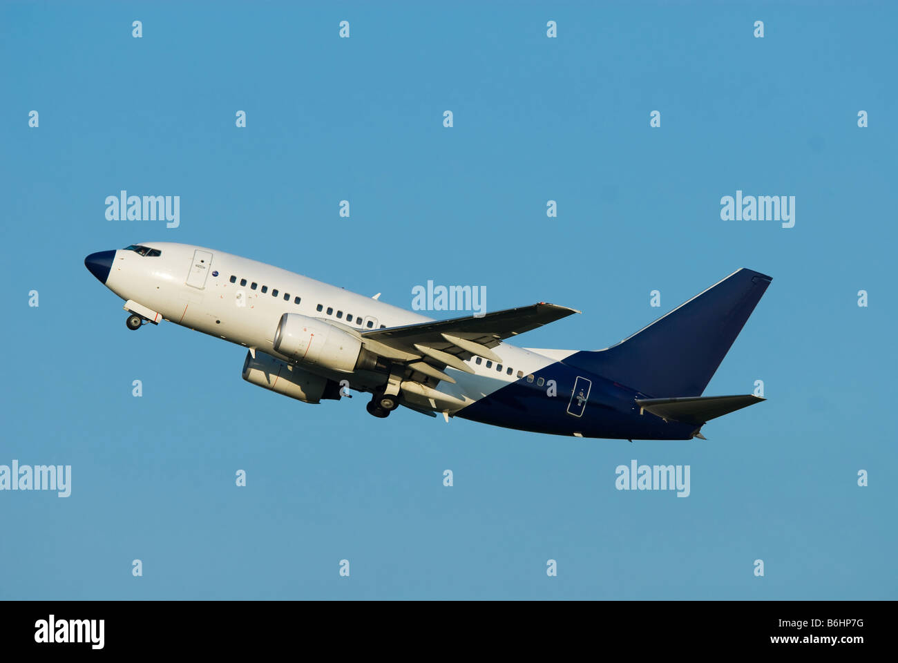 Flugzeug mit blauen Himmel abheben Stockfoto