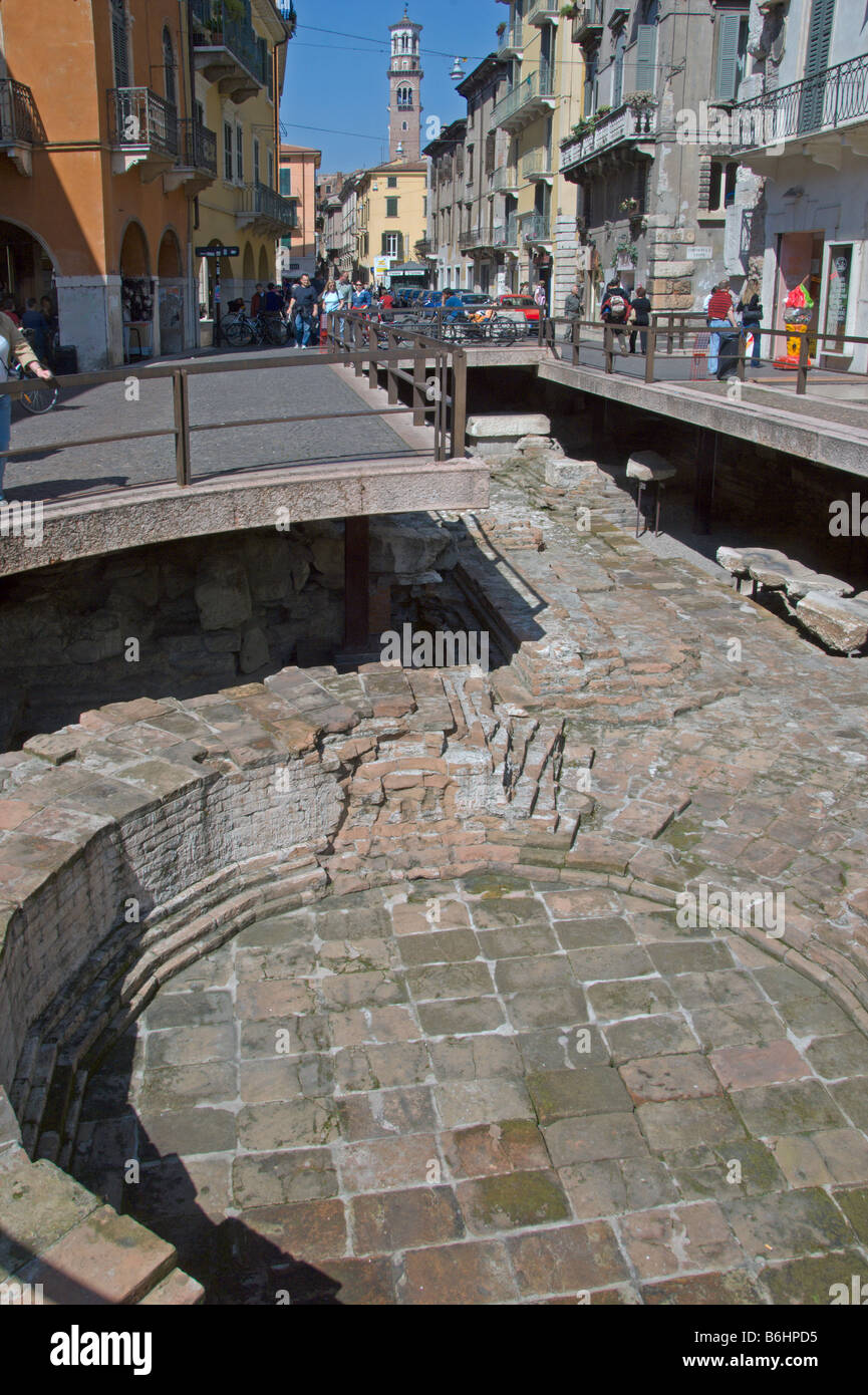Verona Via Mazzini Street auf der Suche nach Torre dei Lamberti Venetien Italien April 2008 Stockfoto
