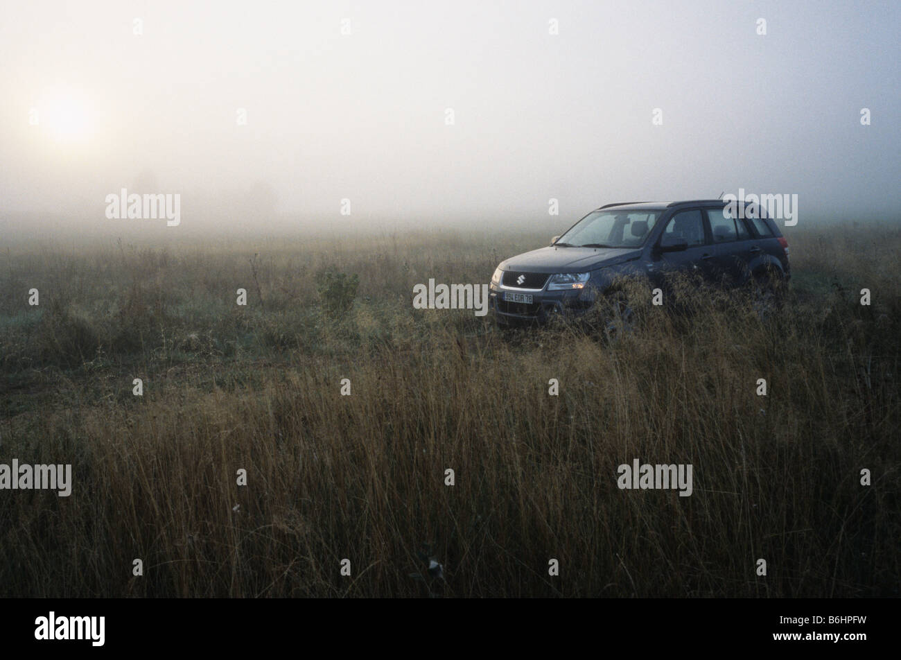 Polen Dorf Suzuki Grand Vitara Geländewagen im morgendlichen Nebel Nebel Stockfoto