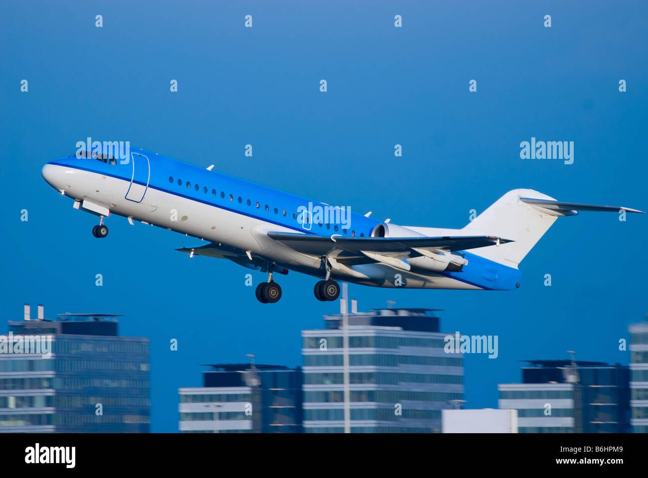 ein Flugzeug abheben am Flughafen Schiphol in Amsterdam Niederlande Stockfoto