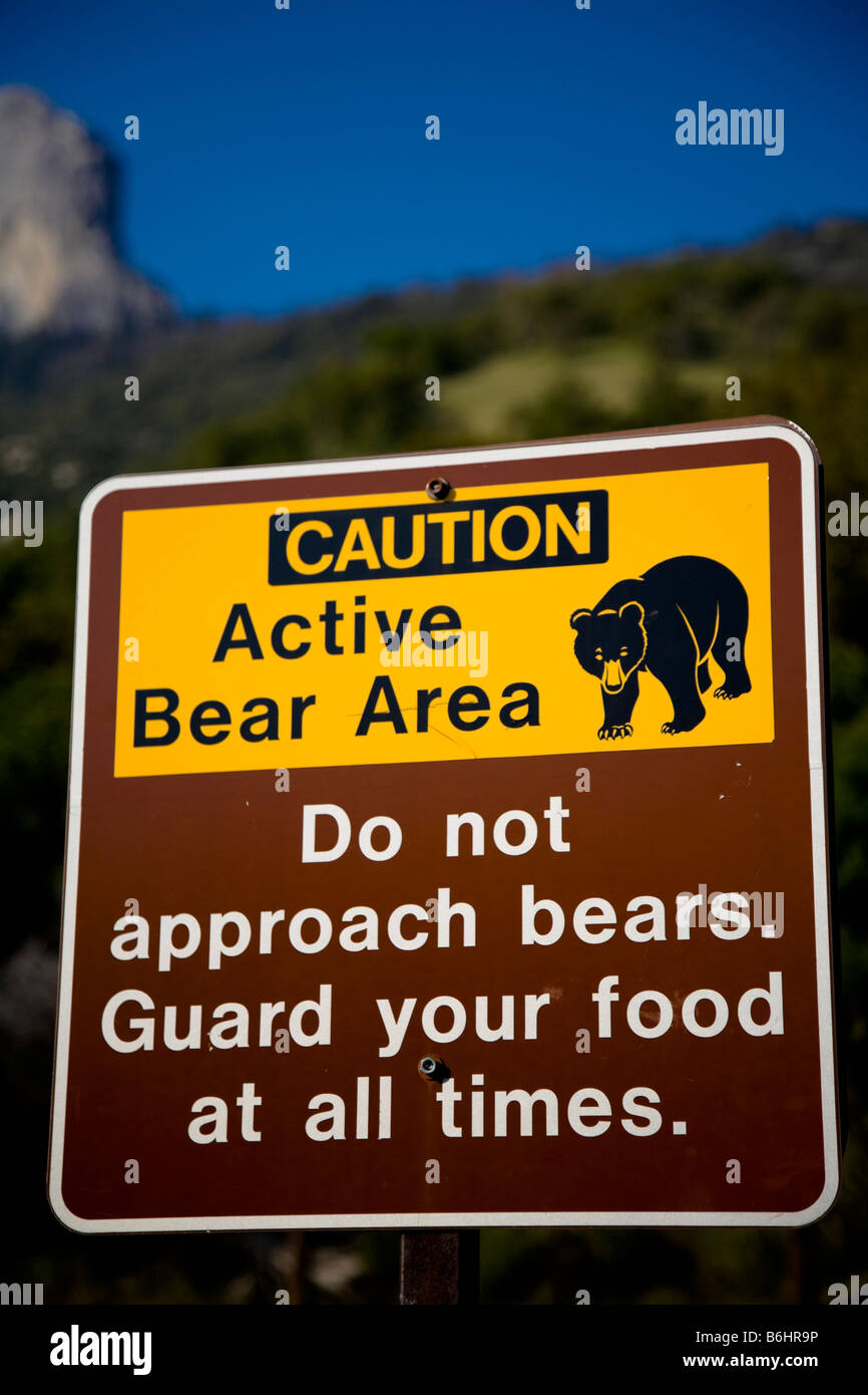 Schild Warnung vor trägt Sequoia National Park mit Moro Rock im Hintergrund, Kalifornien, USA Stockfoto