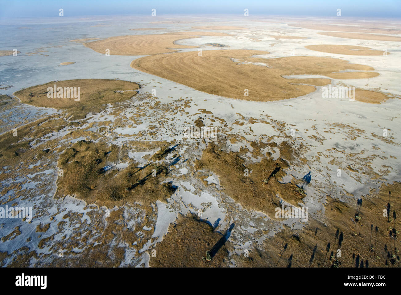 Luftaufnahme des riesigen ausgetrocknet Makgadikgadi Salzpfannen Stockfoto