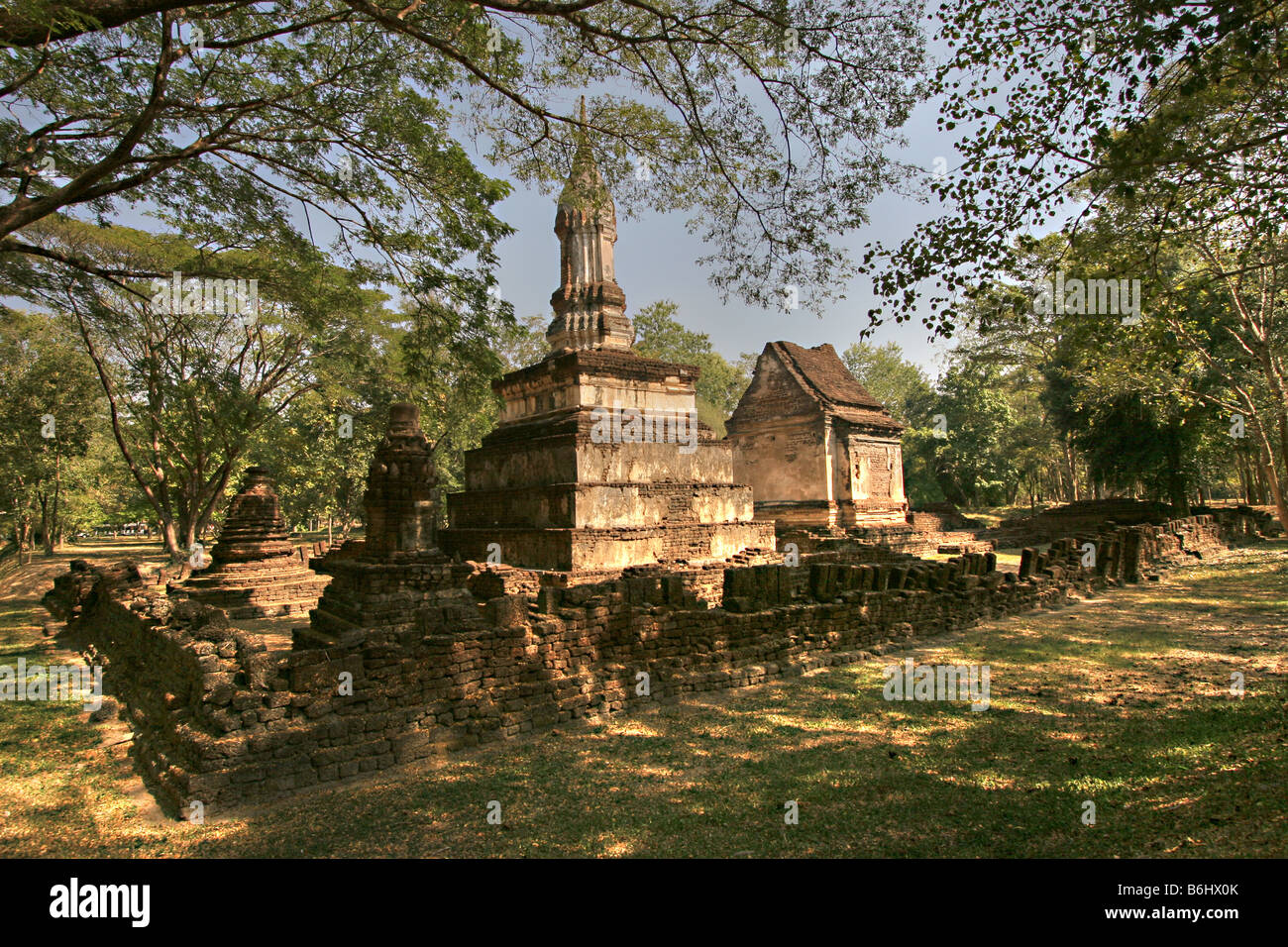 Wat Khok singen Karam (aka Kharon) Tempelruinen, Satchanalai Geschichtspark, thailand Stockfoto