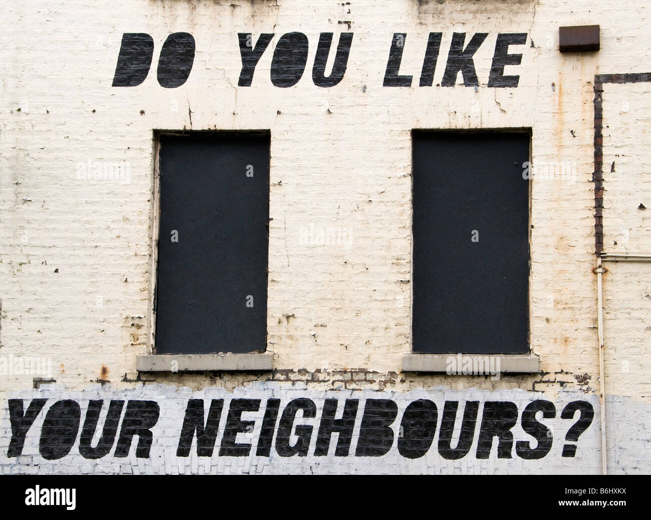 "Magst du deinen Nachbarn?" Zeichnung an der Wand in Liverpool, Merseyside, UK Stockfoto