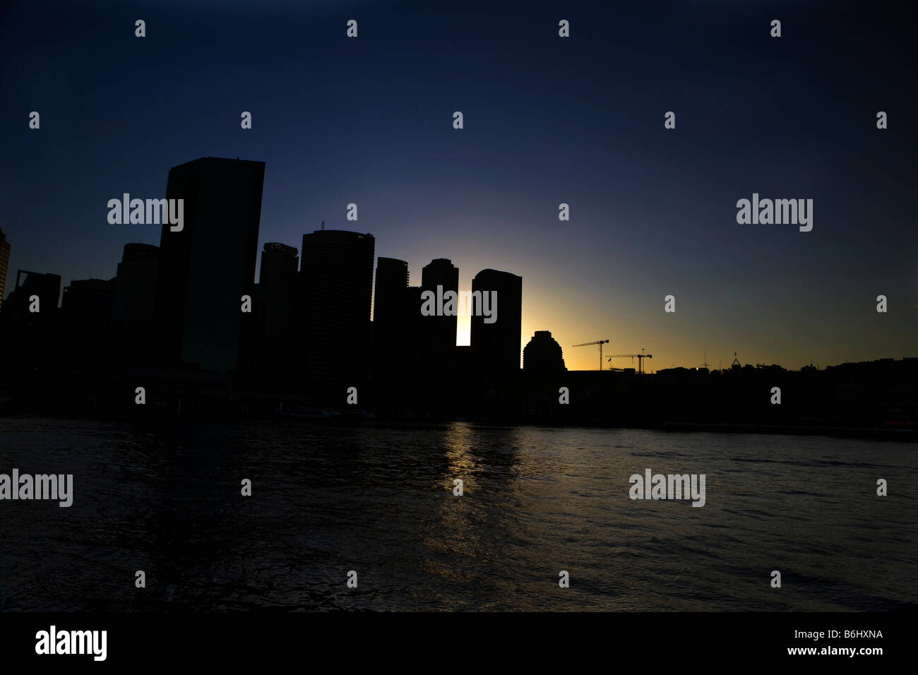 Sydney zentraler Geschäftsbezirk, Silhouette Skyline bei Sonnenuntergang, Sydney, New South Wales, Australien Stockfoto