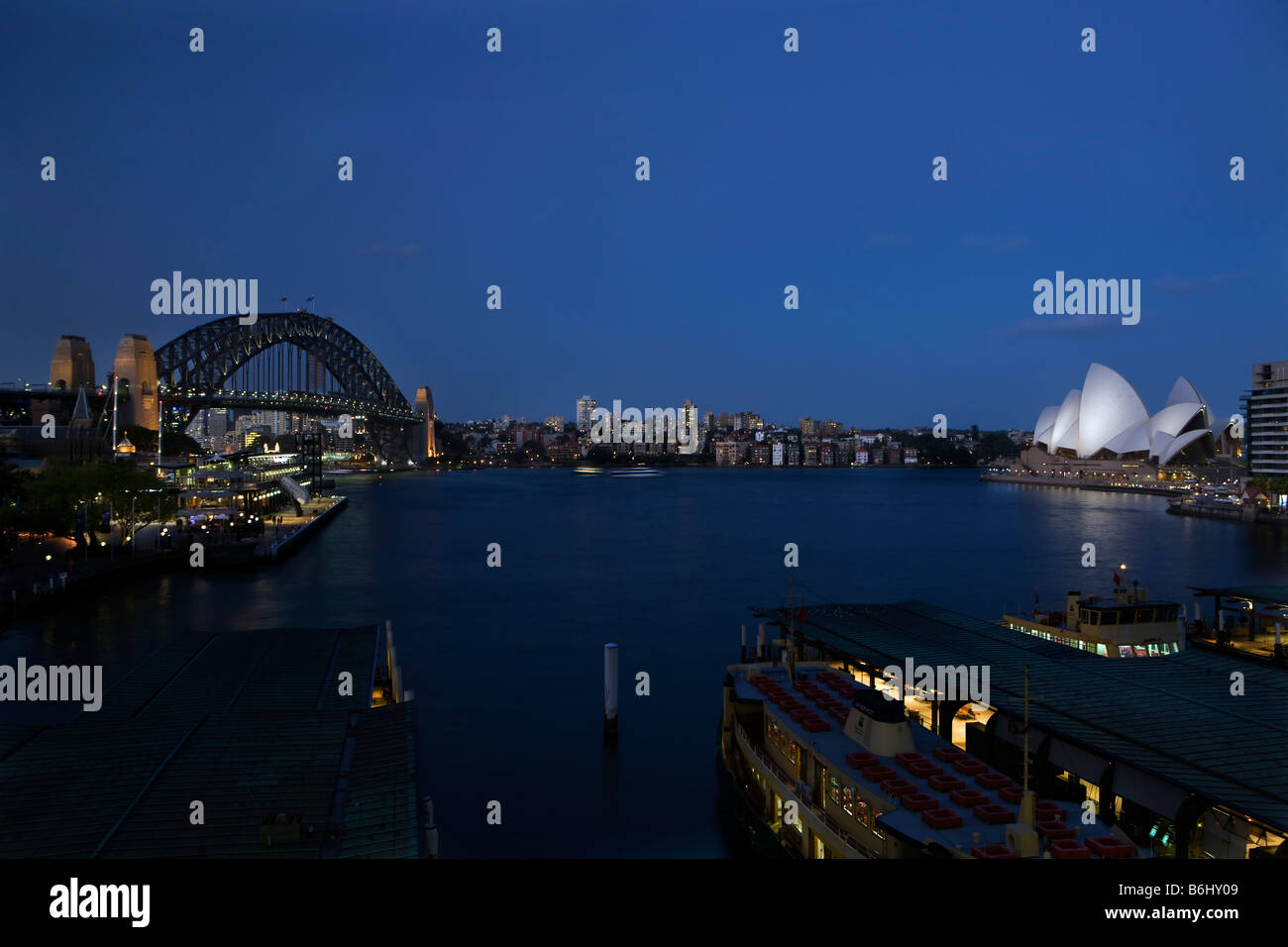 Sydney Harbour in der Abenddämmerung mit Sydney Harbour Bridge und Sydney Opera House, Sydney, New South Wales, Australien Stockfoto