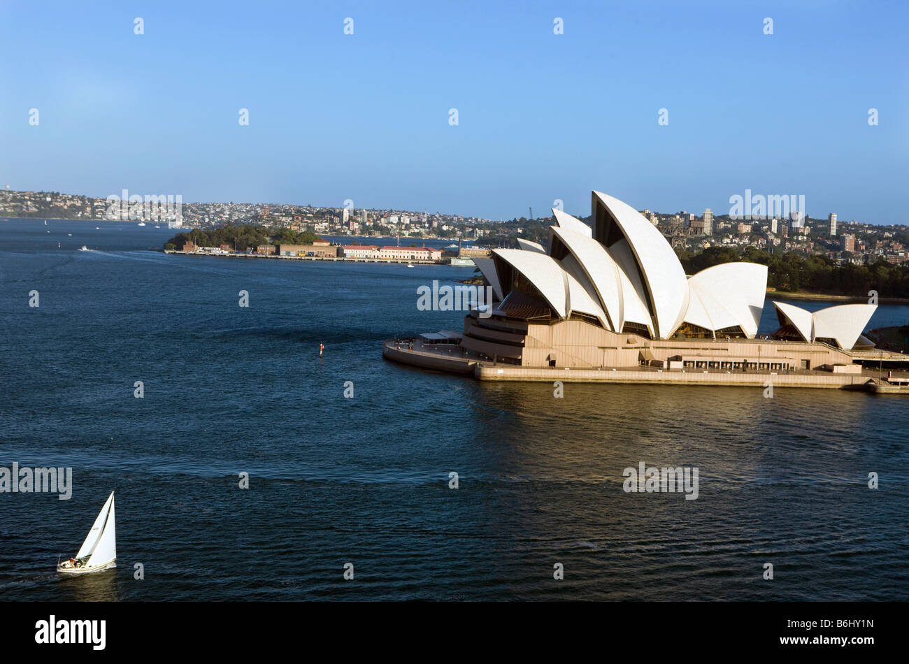 Sydney Harbour mit Segelboot und Sydney Opera House, Sydney, New South Wales, Australien Stockfoto