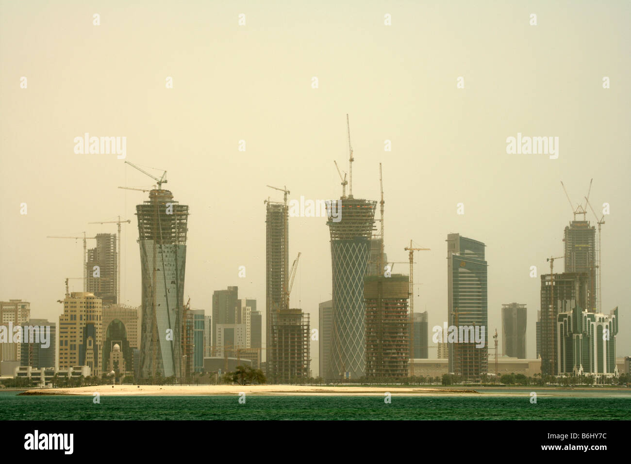 Wolkenkratzer im Bau bilden die Skyline von Doha, Katar. Stockfoto