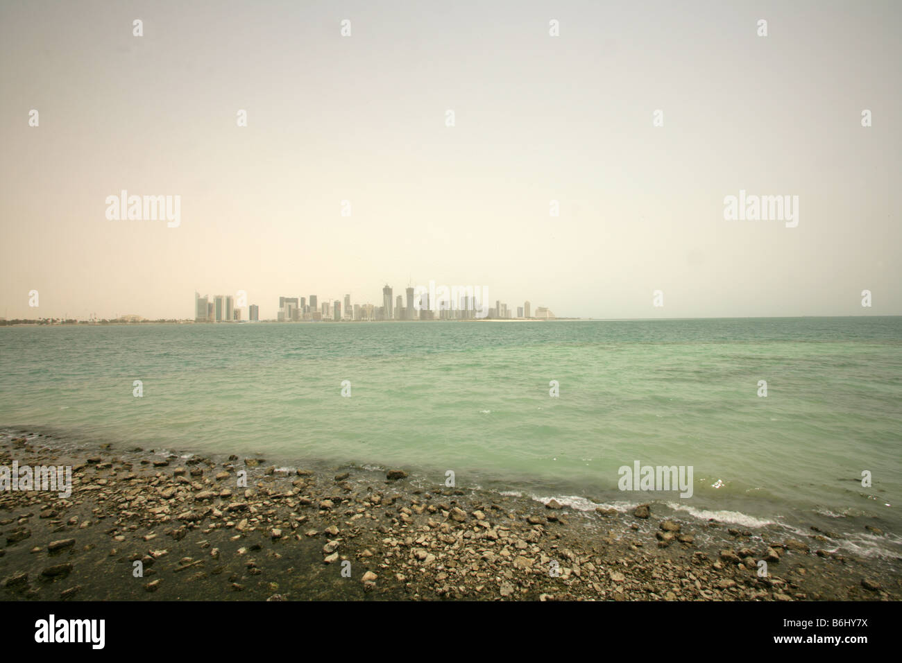 Malerischer Blick auf ferne waterfront Skyline von Doha Bucht von Doha, Katar, Naher Osten Stockfoto