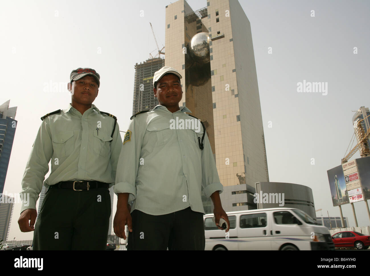 Migrant uniformierten Sicherheitspersonal auf Bau, Porträt, Doha, Qatar, Naher Osten Stockfoto