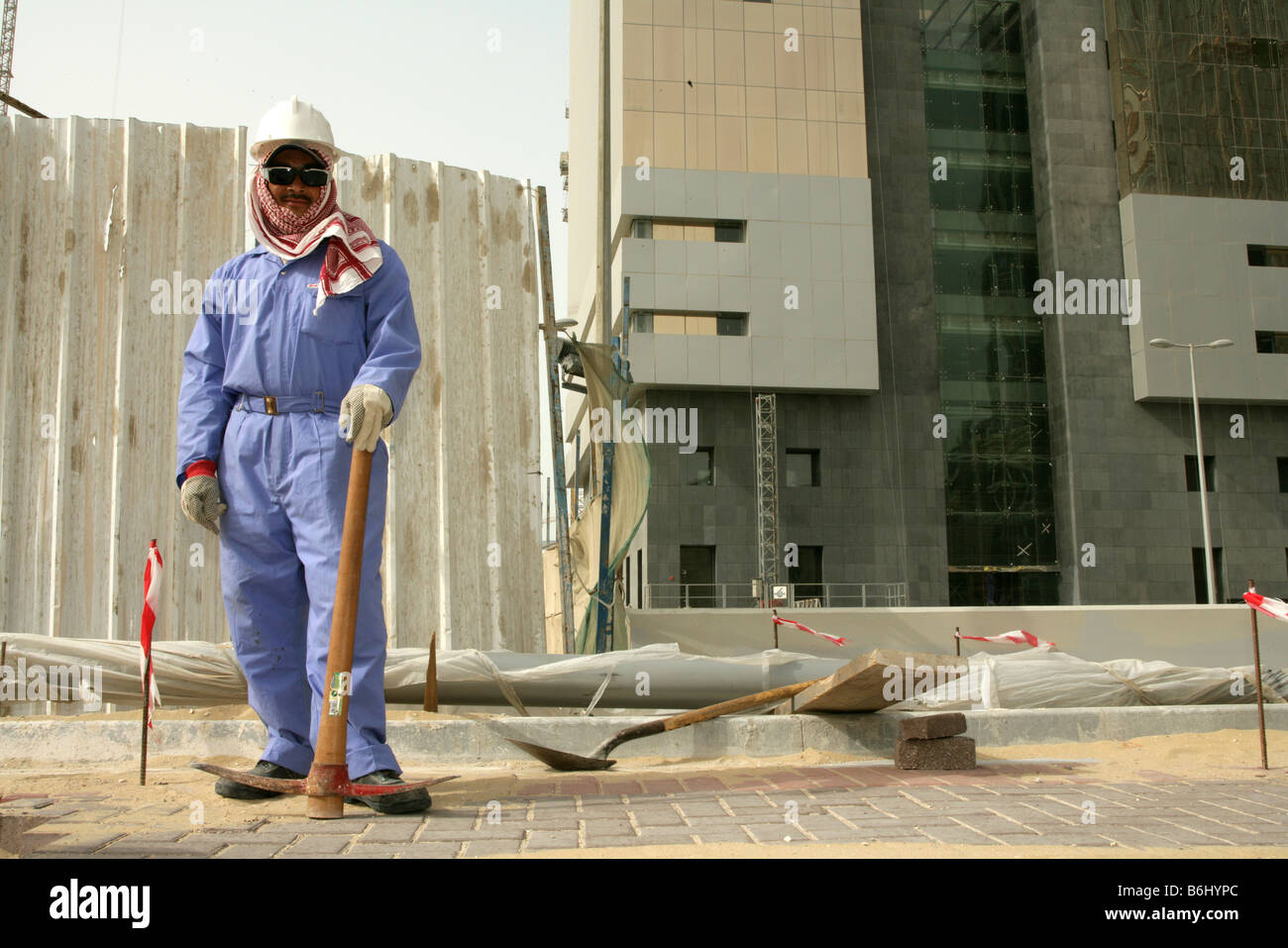 Migrant Bauarbeiter auf der Baustelle mit Sonnenbrille und harten Hut, Porträt, Doha, Qatar, Naher Osten Stockfoto