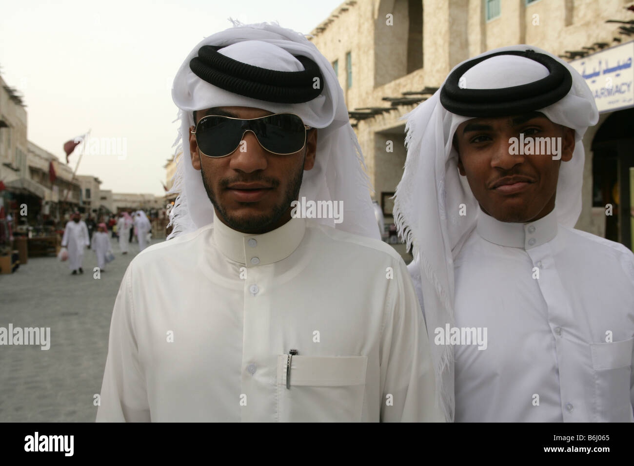 Katarische Männer in traditioneller Kleidung auf dem Souq Waqif Markt in Doha, Katar. Stockfoto