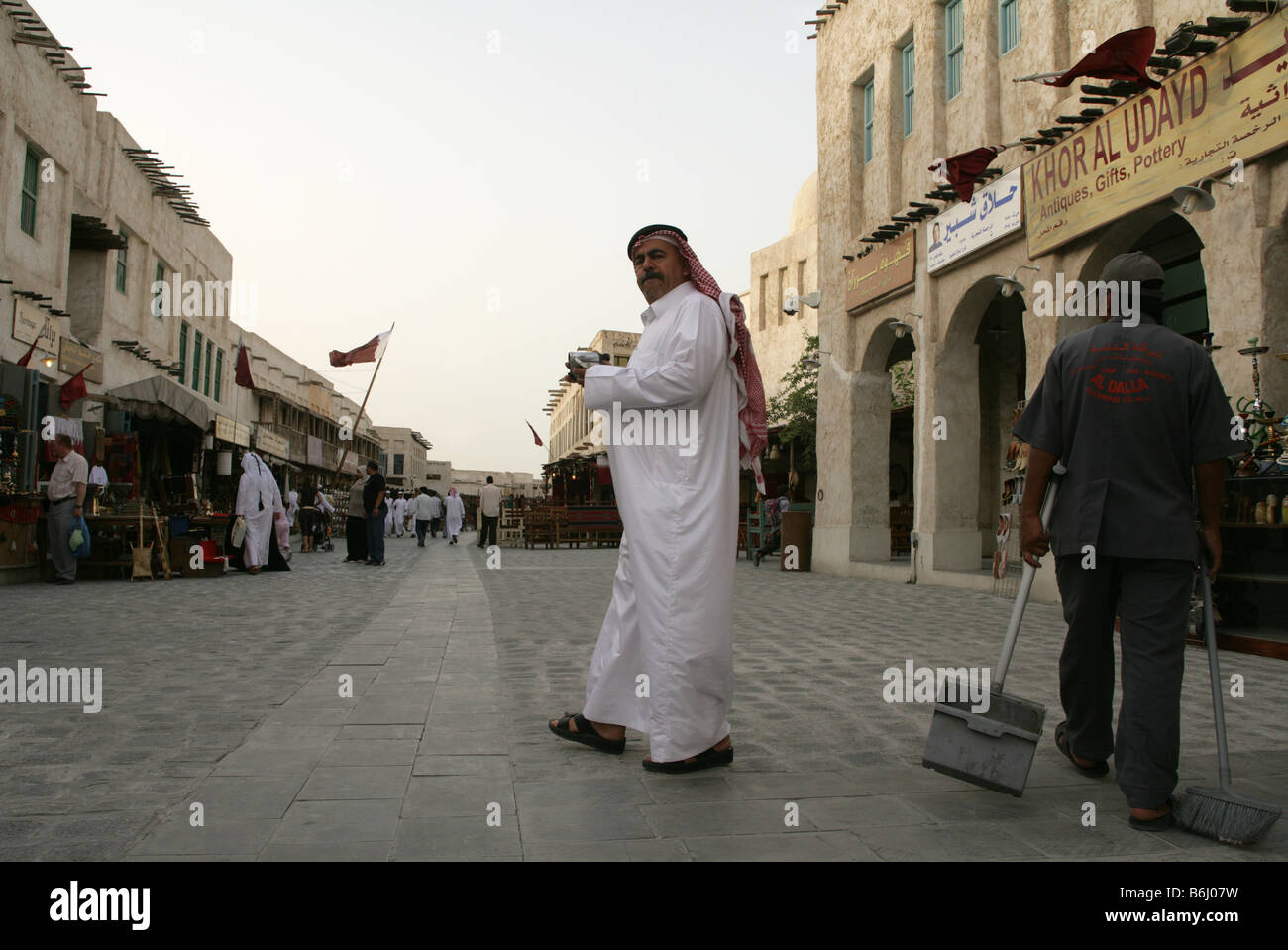 Katar Mann in traditioneller Kleidung auf dem Souq Waqif Markt in Doha, Katar. Stockfoto