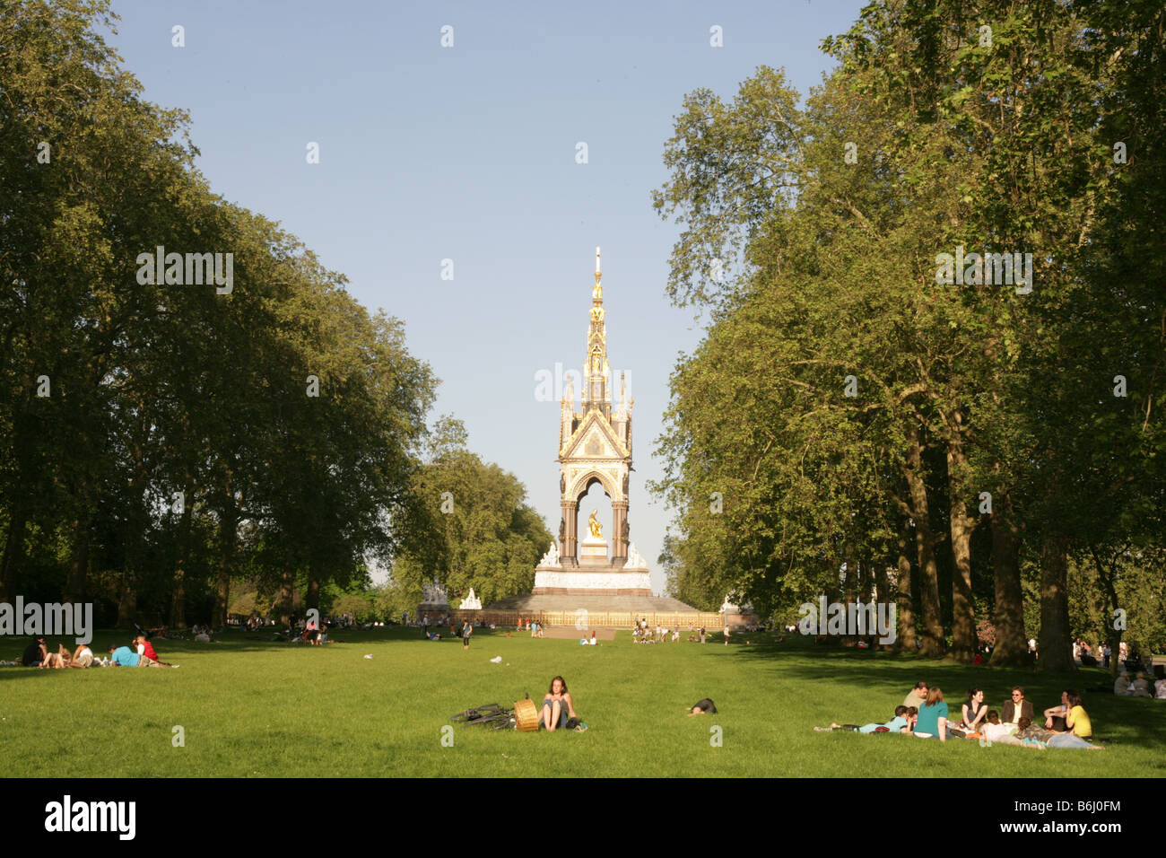 Menschen entspannend auf Rasen, Albert Memorial, Kensington Gardens, London, England, Großbritannien Stockfoto