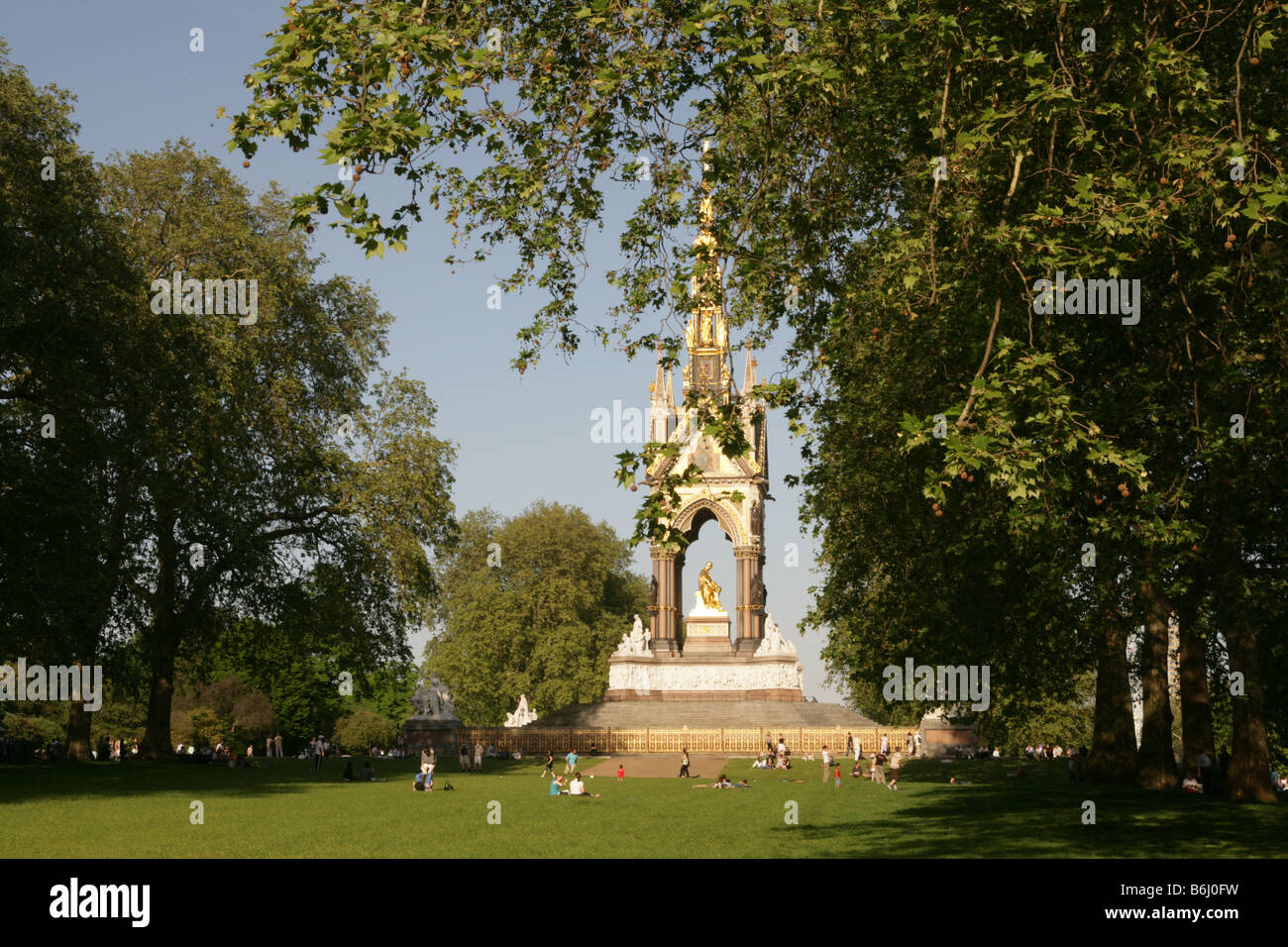 Touristen entspannen durch Albert Memorial in Kensington Gardens, London, UK Stockfoto