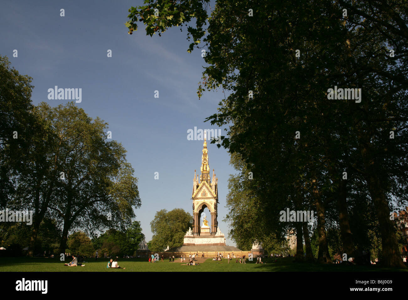 Menschen entspannen durch Albert Memorial in Kensington Gardens, London. Stockfoto