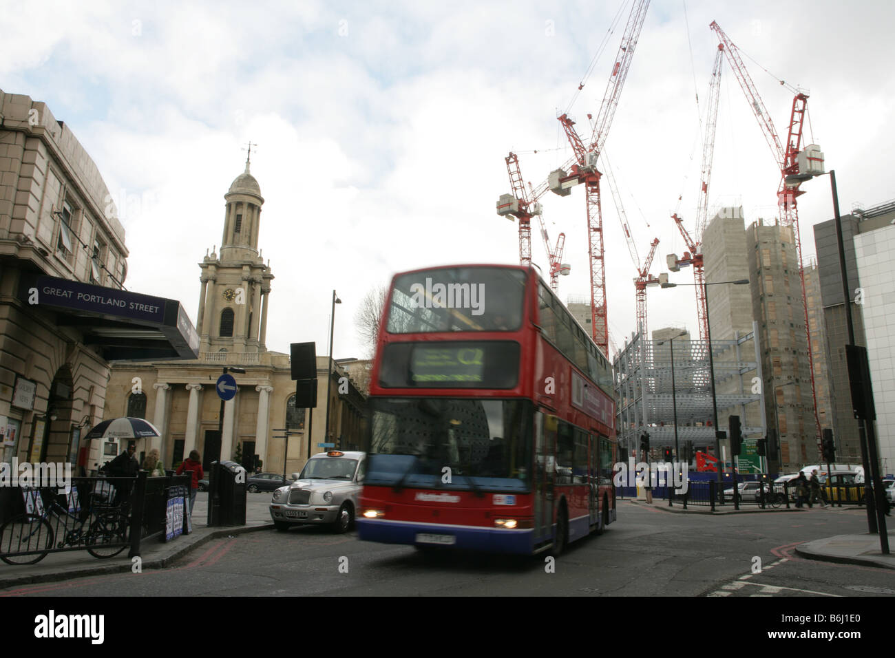 Verkehr-Szene in Marylebone mit Baustelle im Hintergrund, London. Stockfoto