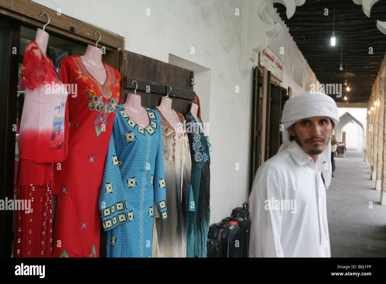 Katar Mann vor einem Bekleidungsgeschäft in Doha, Katar. Stockfoto