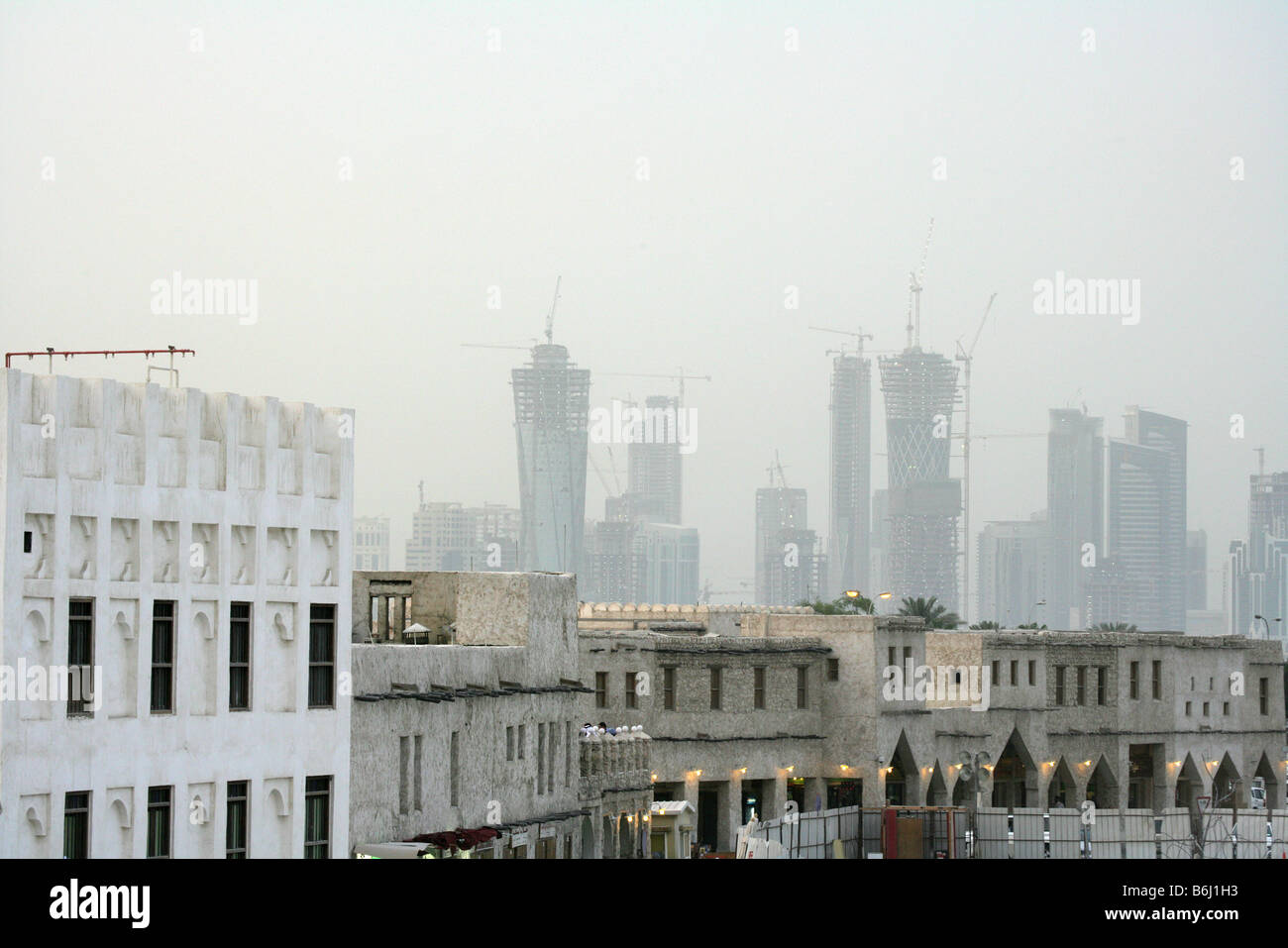Ansicht der traditionellen islamischen Gebäude und Wolkenkratzer Bau Skyline, Doha, Qatar, Naher Osten Stockfoto