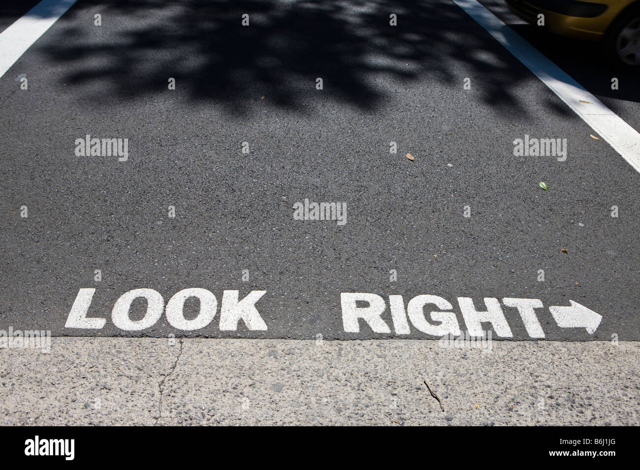 Fußgängerüberweg Warnung zu richtigen suchen Fahrer auf das fahren auf der linken Seite der Straße in Australien Stockfoto