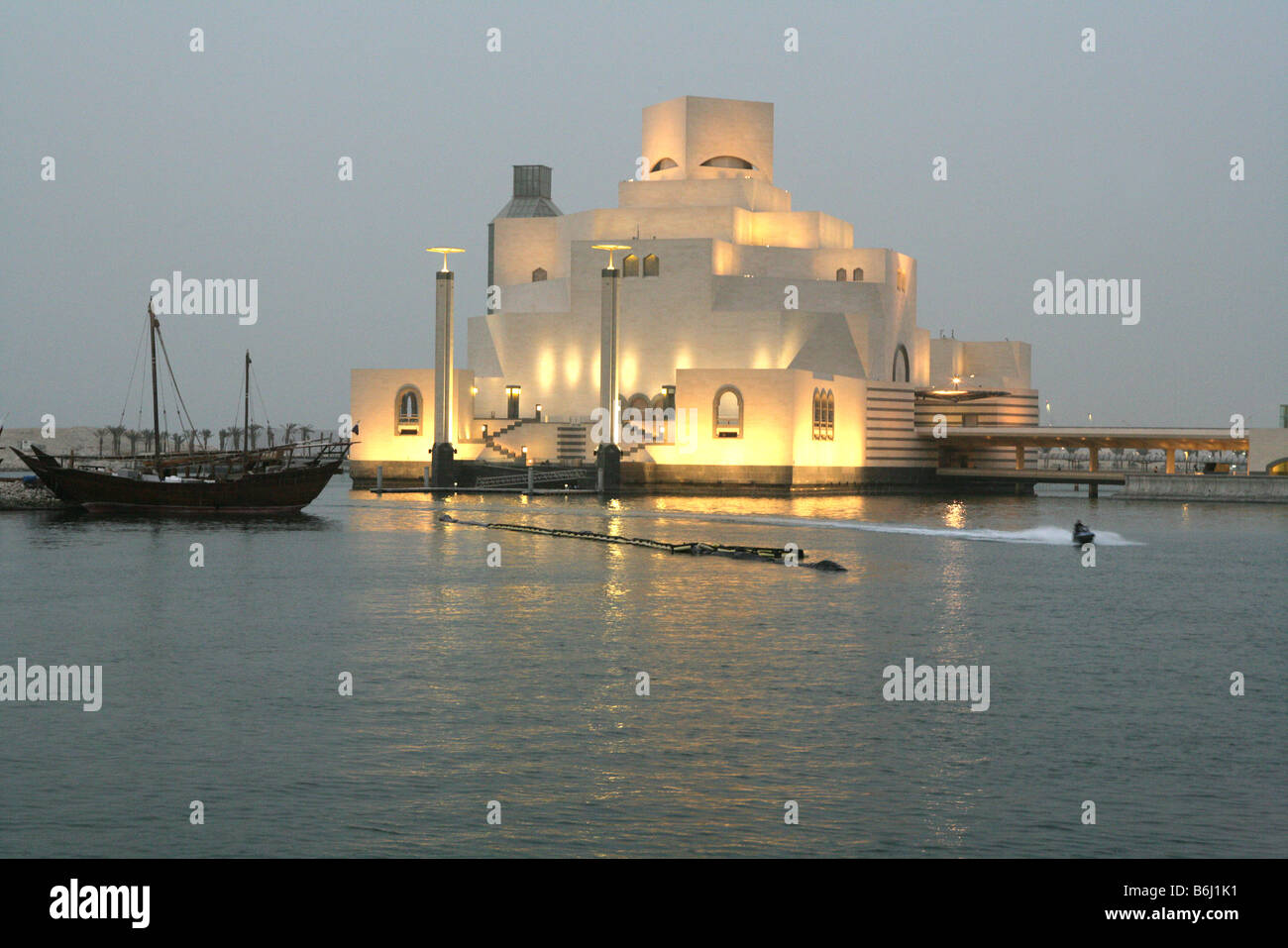 Beleuchtete Museum für Islamische Kunst am Wasser in der Dämmerung, Corniche, Doha, Qatar, Naher Osten Stockfoto
