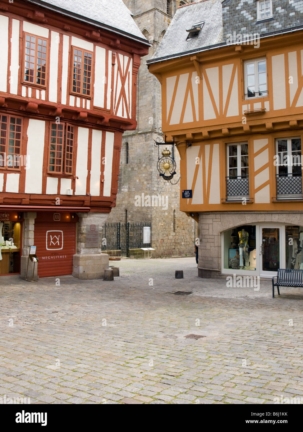 Fachwerkbauten im Ort Henri IV in Vannes, Bretagne, Frankreich Stockfoto
