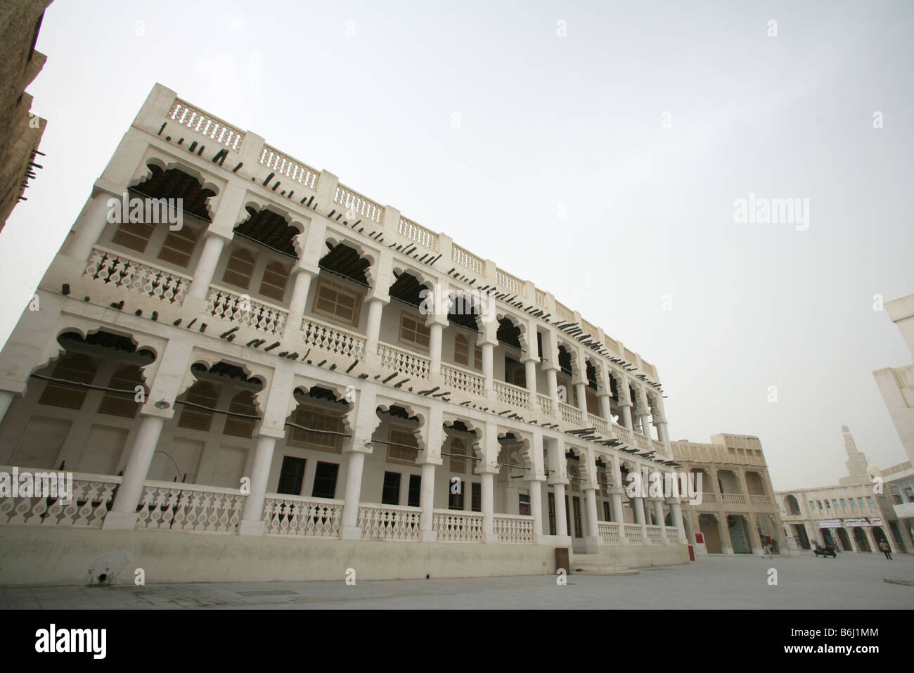 Traditionelle whitewash Gebäude in Souq Waqif Markt mit dem Hervorstehenden handal" Balken, Doha, Qatar, Naher Osten Stockfoto