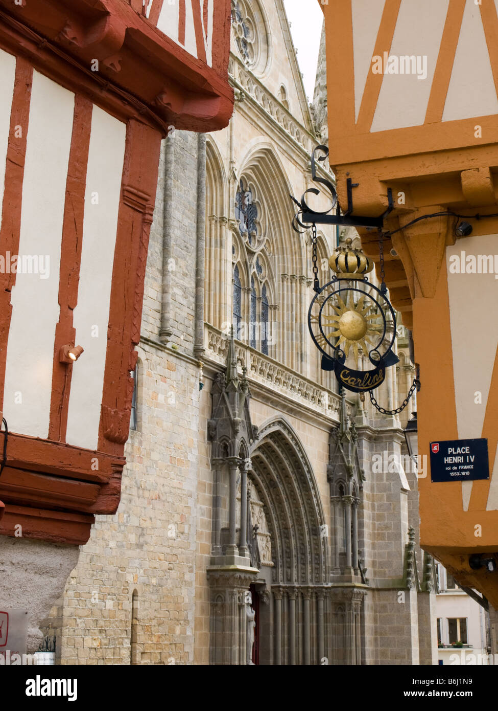Fachwerkbauten, alte Uhr Zeichen und Kathedrale Front in Vannes, Bretagne, Frankreich. Stockfoto
