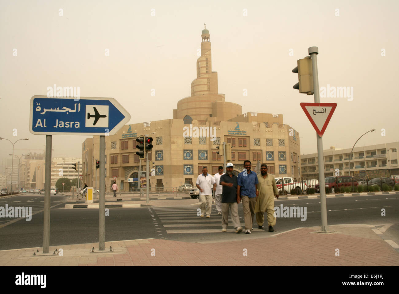 Männer über die Straße vor dem Kassem Darwish Fakhroo islamischen Zentrum in Doha, Katar. Stockfoto