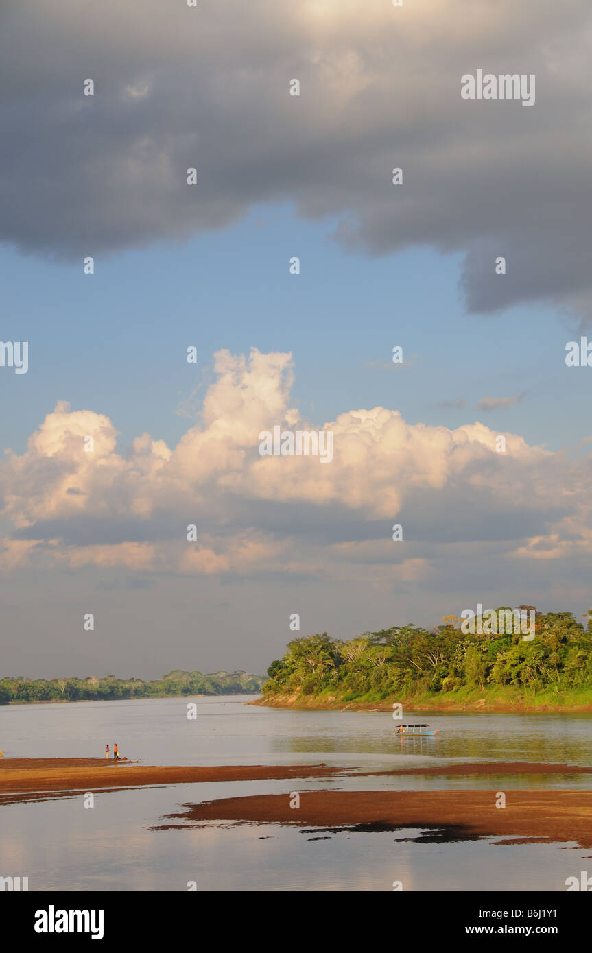 Wolken über dem Rio Madre de Dios im Amazonasgebiet von Peru. Stockfoto
