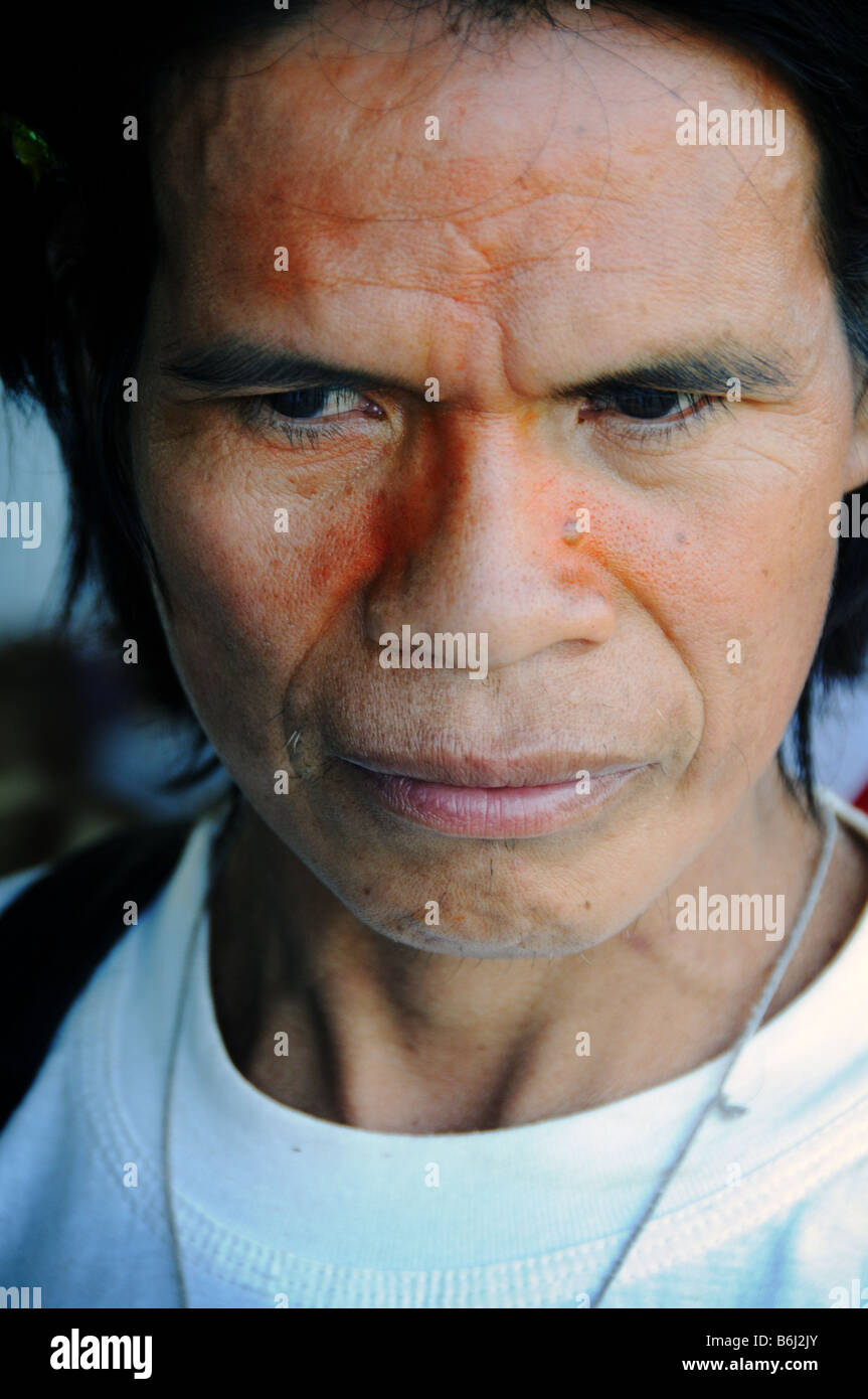 Der Mensch ein Ashaninka-Indianer im Amazonasgebiet von Peru. Stockfoto