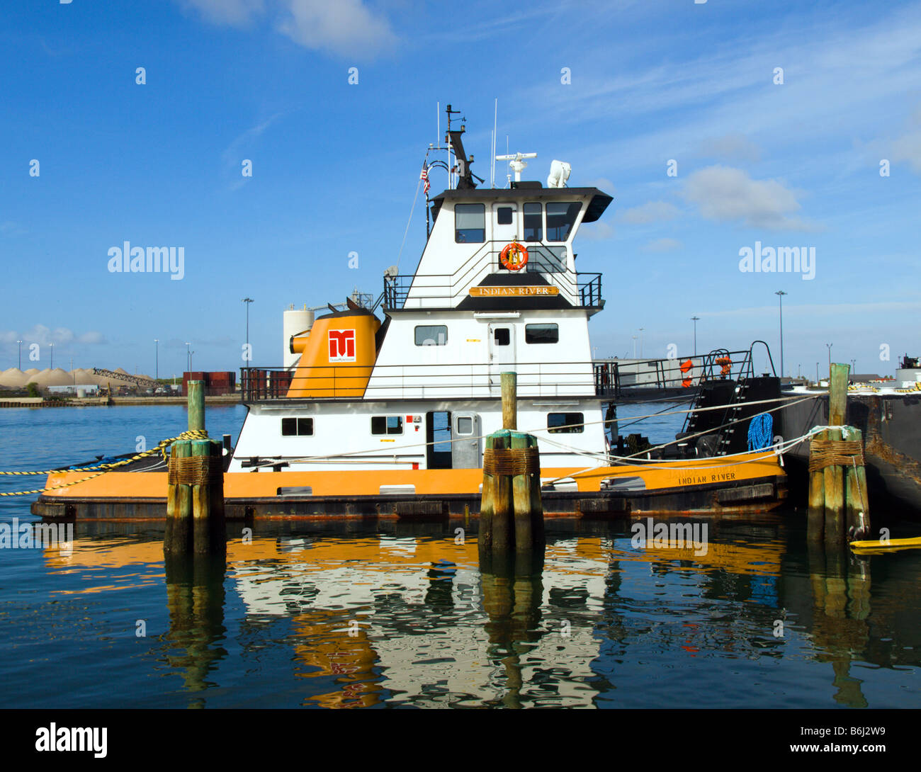 DER SCHLEPPER INDISCHEN FLUSS SCHIEBT HEIZÖL LASTKÄHNE AUF DEM INDISCHEN UND HALIFAX FLÜSSE VON PORTCANAVERAL AN DER OSTKÜSTE VON FLORIDA Stockfoto