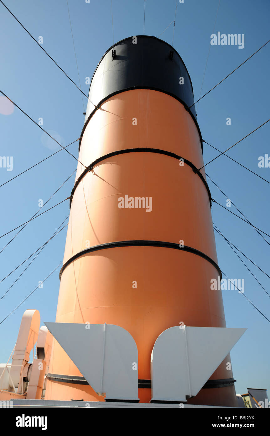 Ozeandampfer Queen Mary - 1936 original, Trichter Vorderansicht, groß genug für 2 Lokomotiven nebeneinander Stockfoto