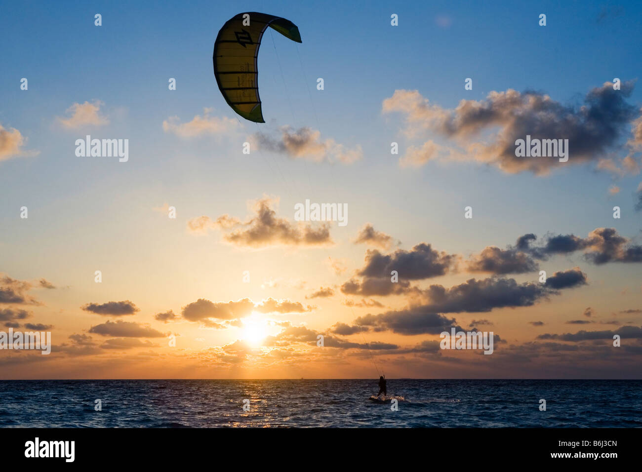 Kitesurfer in der Abenddämmerung in den Malediven Stockfoto