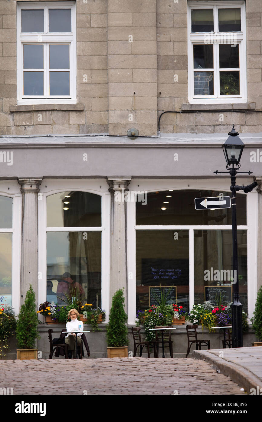 Frau sitzt am Bürgersteig Tisch draußen Delikatessen auf Rue Saint Paul in alte Stadt Montreal Quebec Kanada Stockfoto