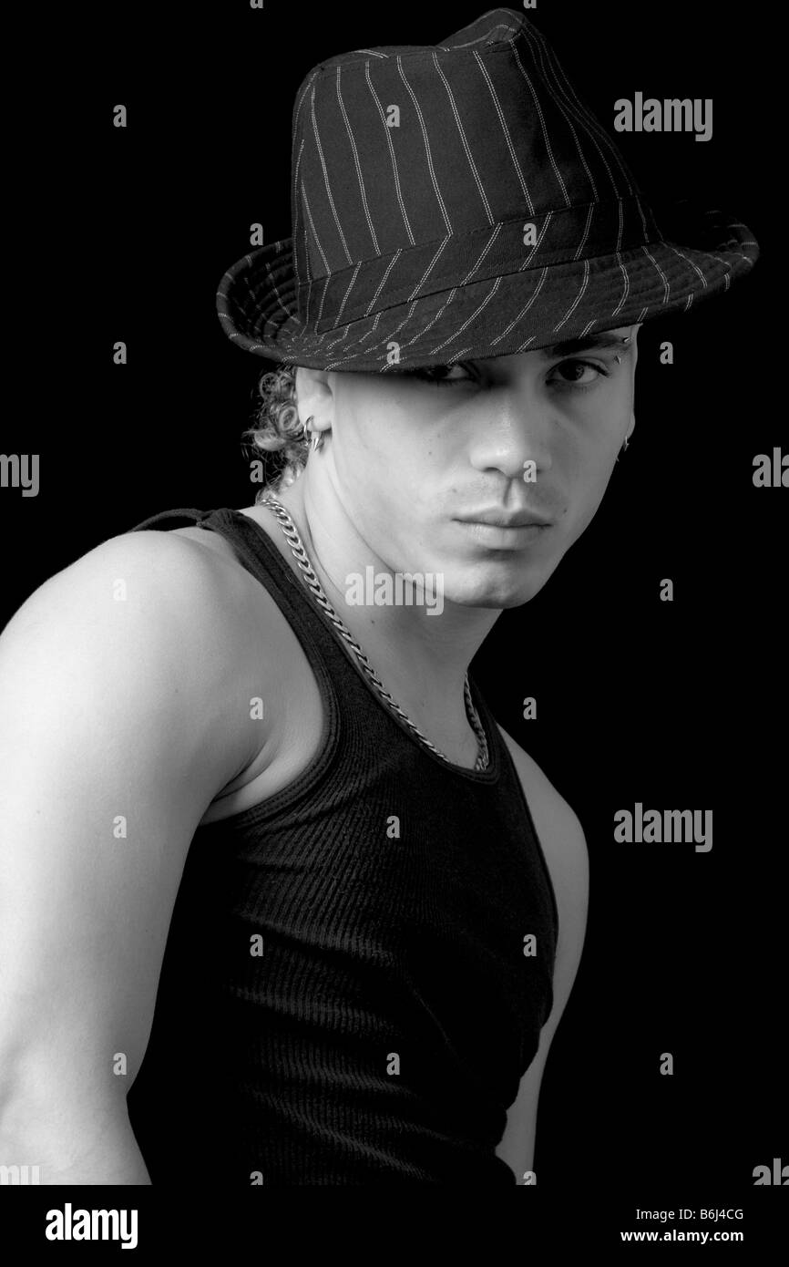 junger Mann Porträt trägt einen Hut, Blick in die Kamera. Schwarzem Hintergrund Stockfoto
