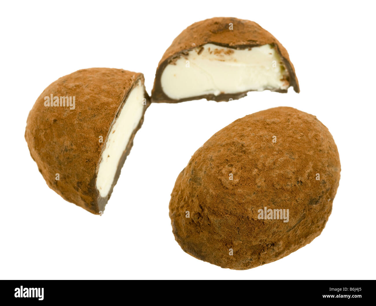 köstliche Schokoladen-Trüffel isoliert auf weißem Hintergrund Stockfoto