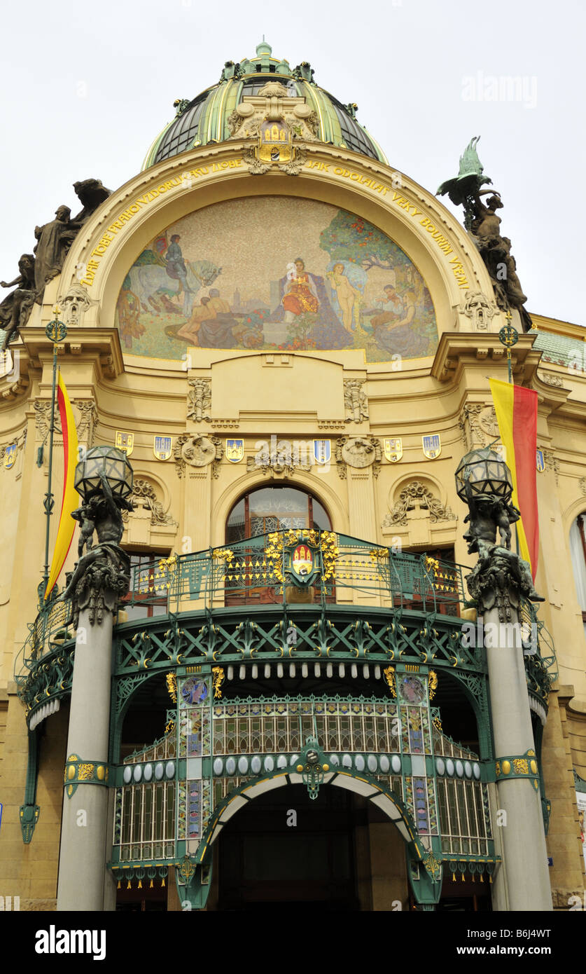 Fassade der Prager Jugendstil Kavarna Obecni Dum, Gemeindehaus Stockfoto