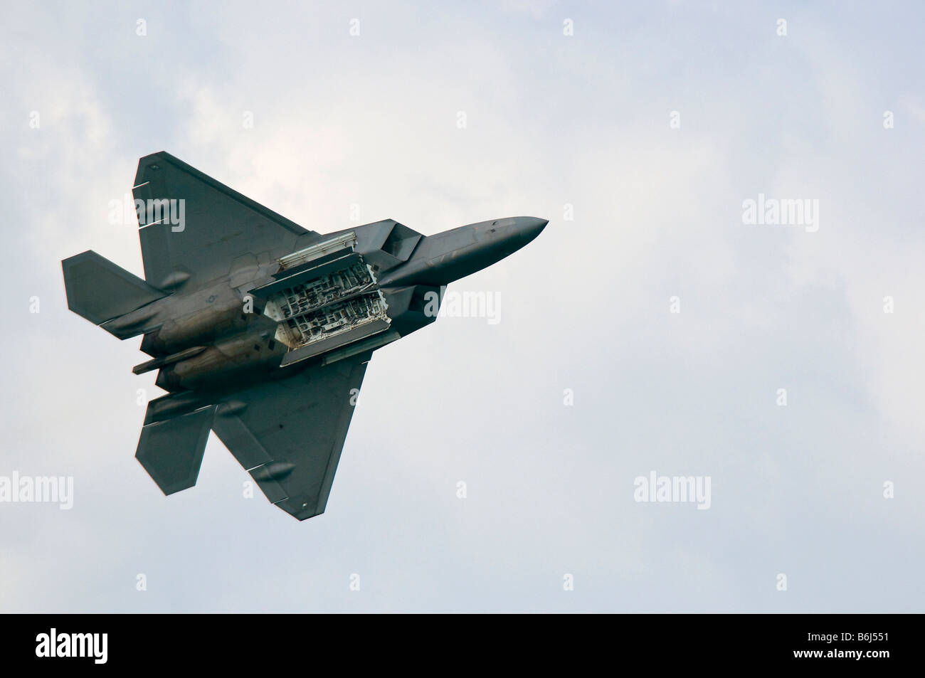 USAF F-22 Raptor mit Bombenschacht Türen öffnen Stockfoto