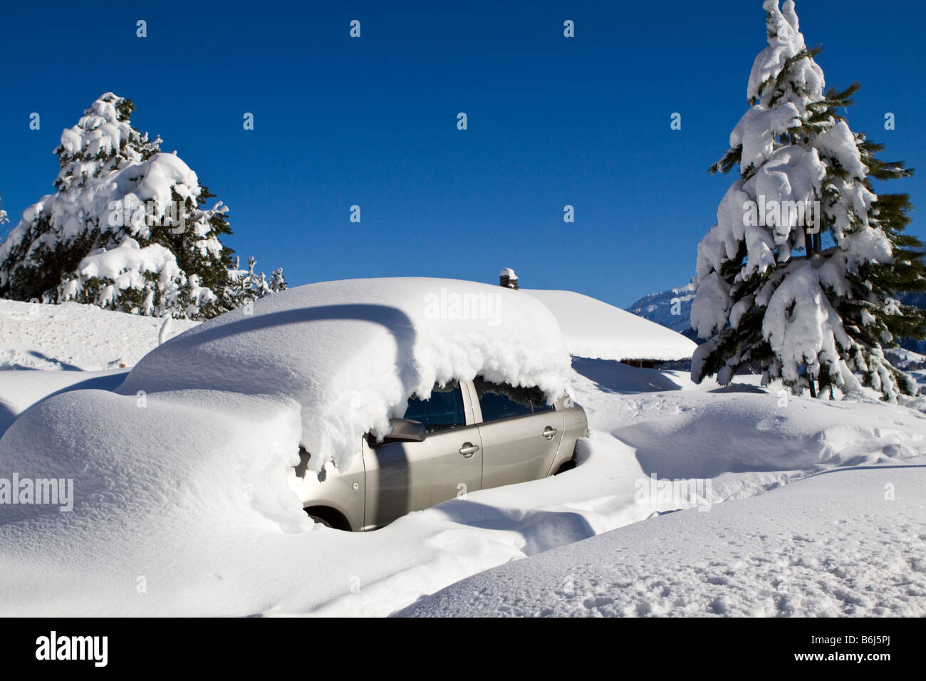 Auto gefangen unter dem Schnee in den Schweizer Alpen, Schweiz Stockfoto
