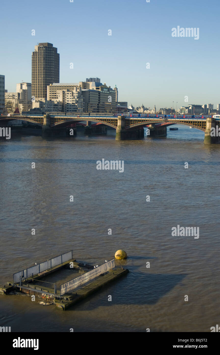 Müll Sammler Hausboot auf der Themse im Zentrum von London Stockfoto