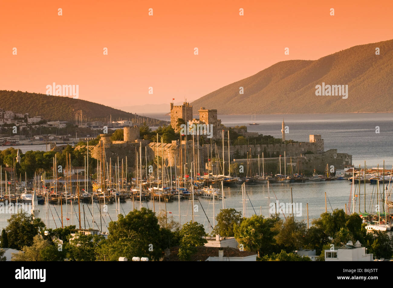 Malerische Aussicht auf Hafen und Burg Bodrum, Türkei Stockfoto