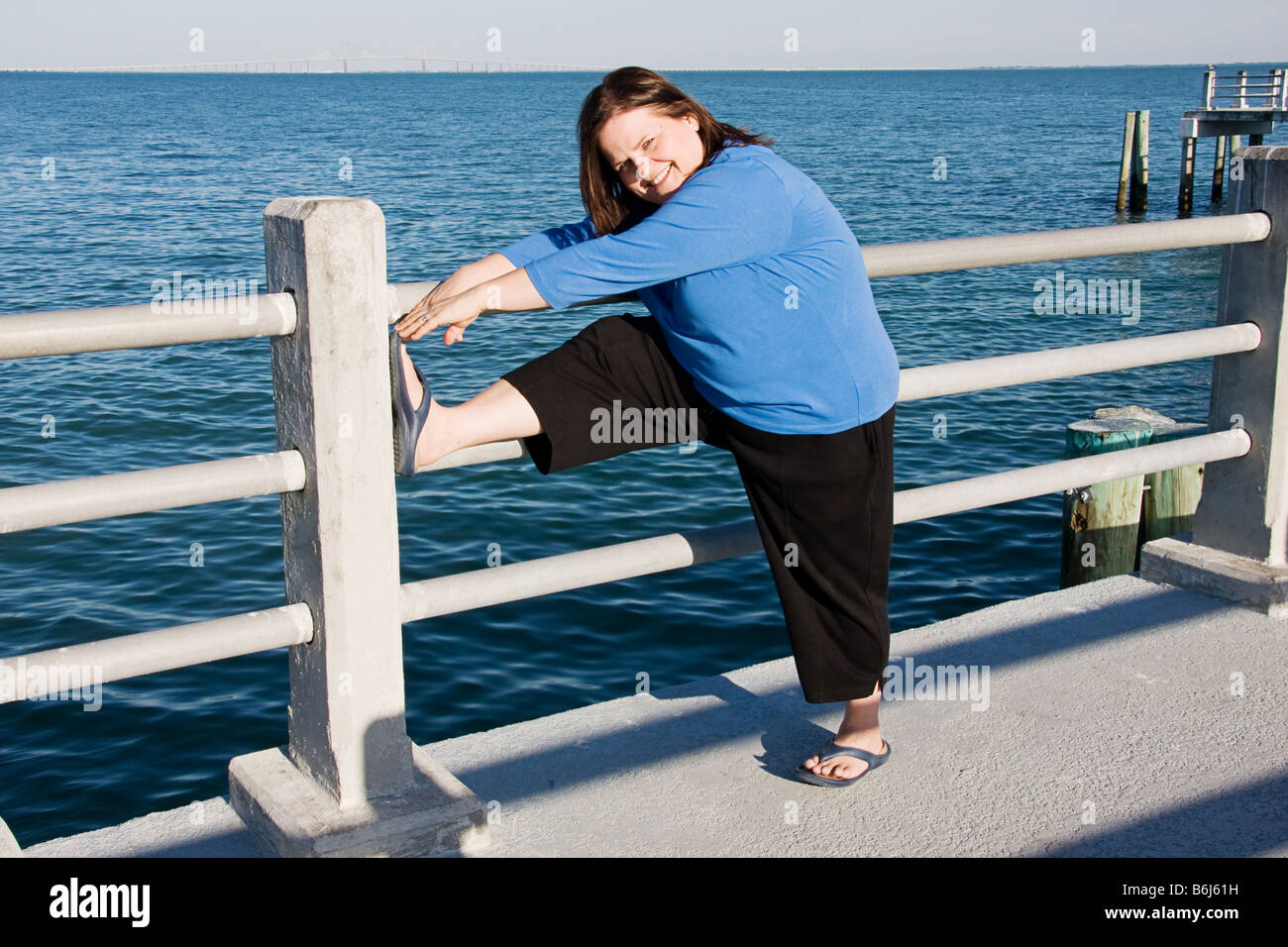 Schöne Plus size Frau dehnen vor dem gehen auf eine outdoor-Fitness-Spaziergang Stockfoto