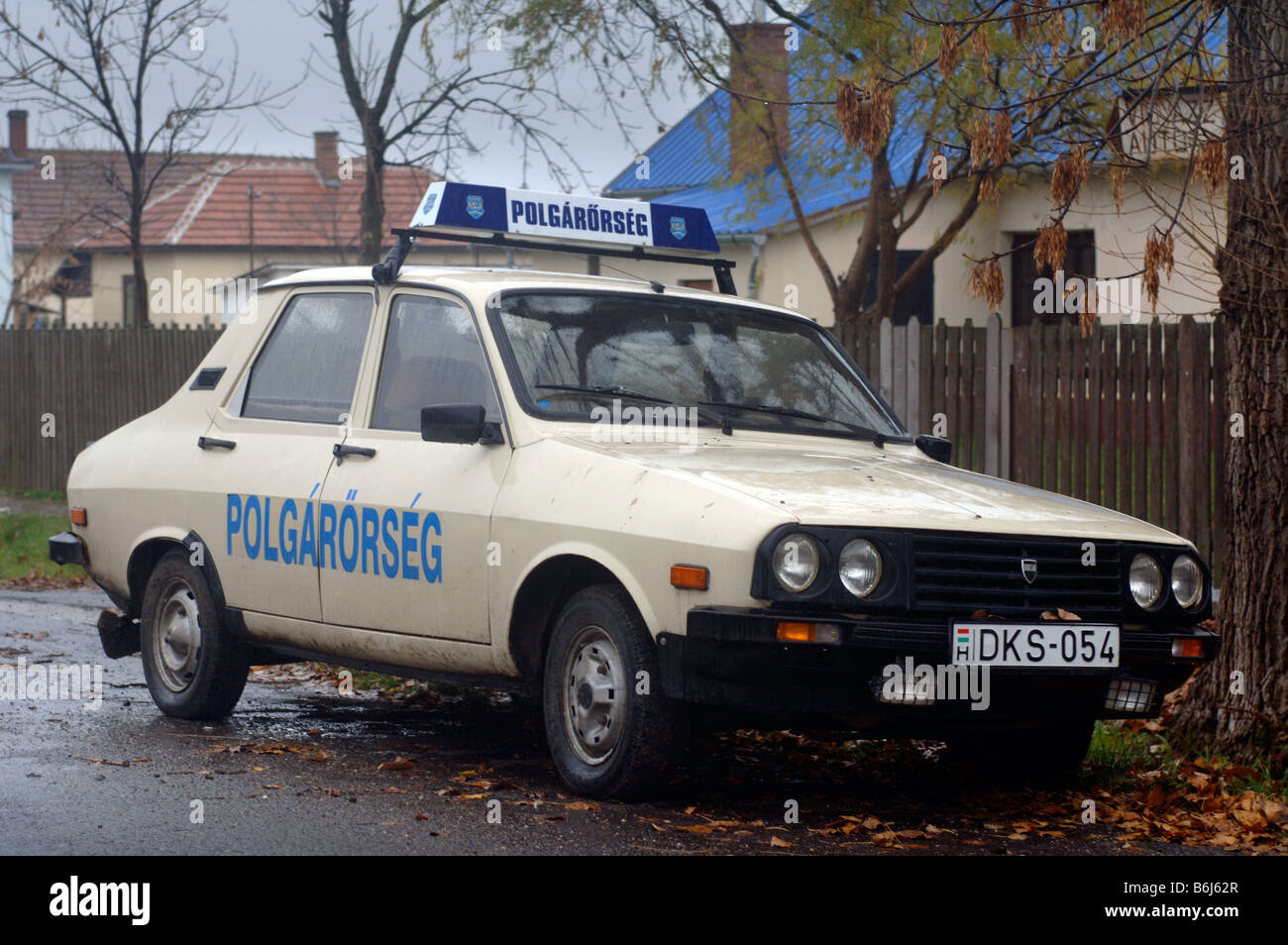 EINE ALTE UNGARISCHE POLIZEIAUTO IN DER NÄHE DER STADT DEVAVANYA IN SÜD OST UNGARN 2007 Stockfoto