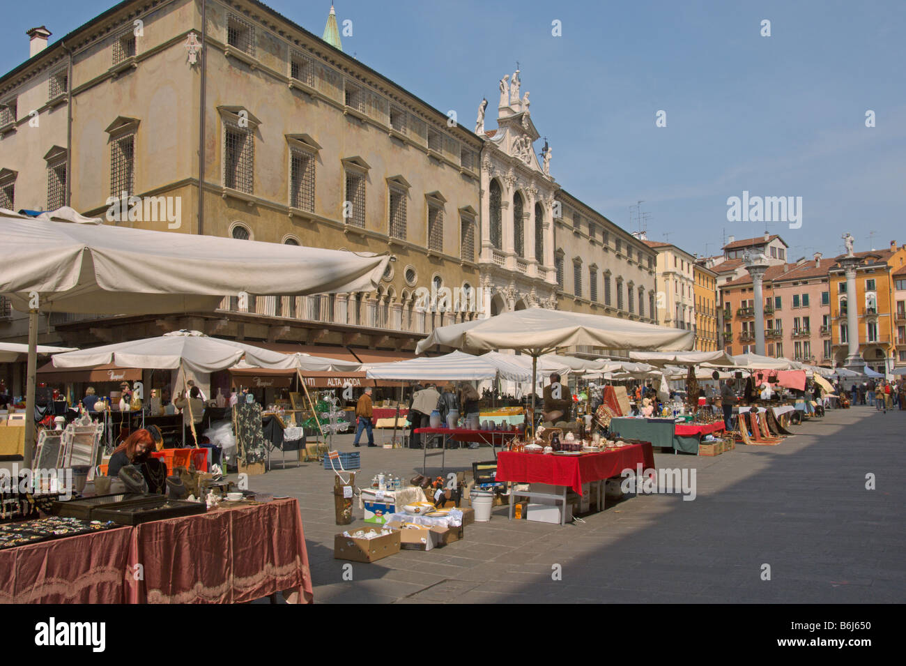 Vicenza Piazza dei Signori Antiquitäten Markt Veneto Italien April 2008 Stockfoto