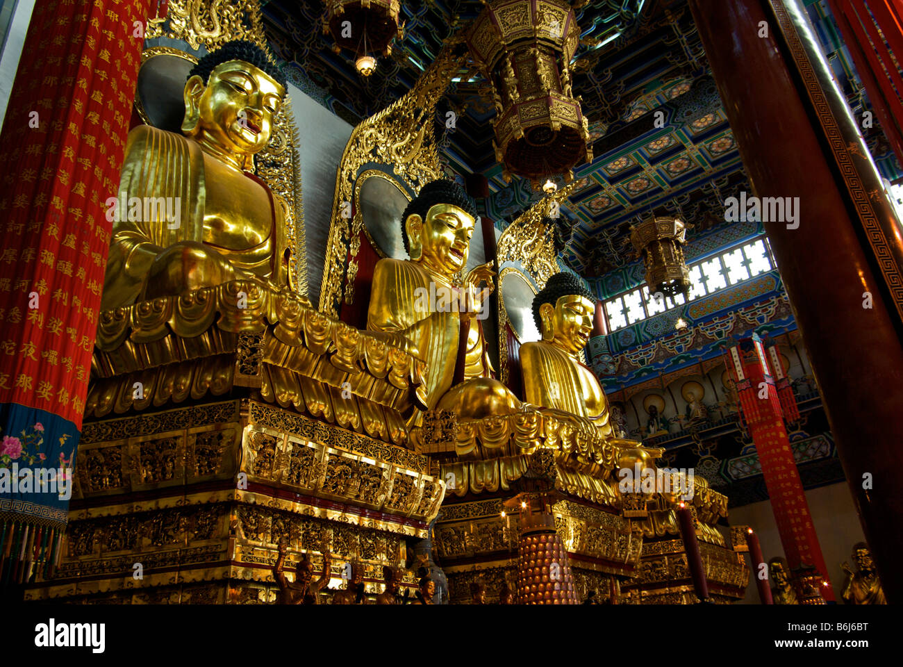 Drei reich verzierte Gold Buddhas vertreten dieselbe Person in Vergangenheit Gegenwart Zukunft bei Tang Dynastie Zhenjiang buddhistischer Tempel Stockfoto