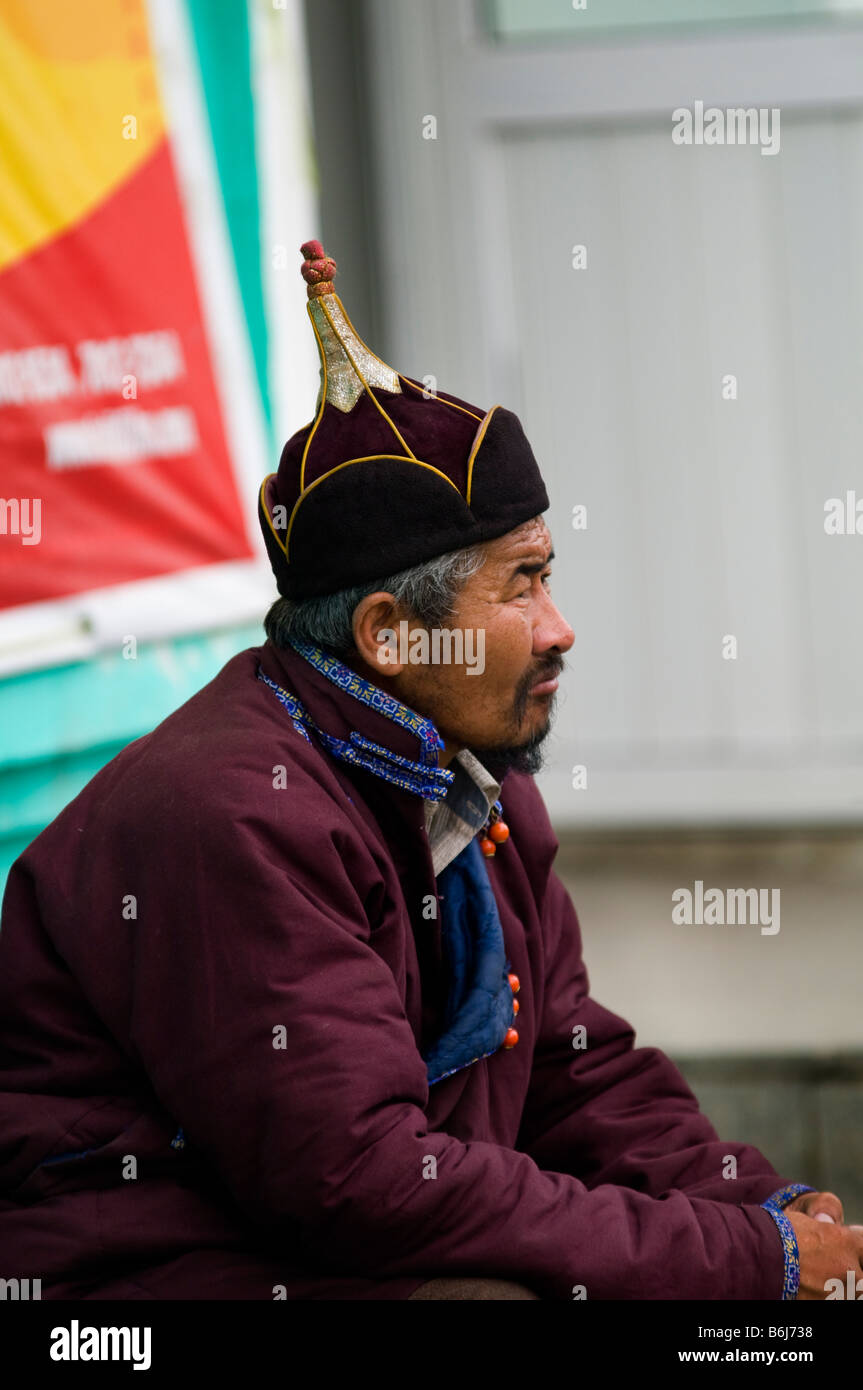 Mongolische Mann tragen traditionelle Tuch und Hut Stockfotografie - Alamy